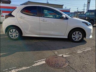 2021 Toyota Yaris IV, белый, 740000 рублей, вид 4