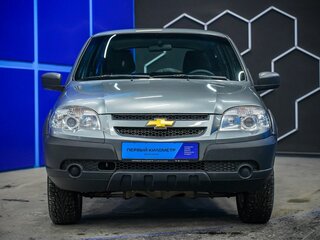 2018 Chevrolet Niva I Рестайлинг, серебристый, 680000 рублей, вид 4