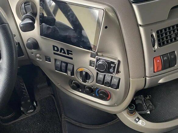 2009 DAF XF 105, чёрный, 3100000 рублей - вид 5