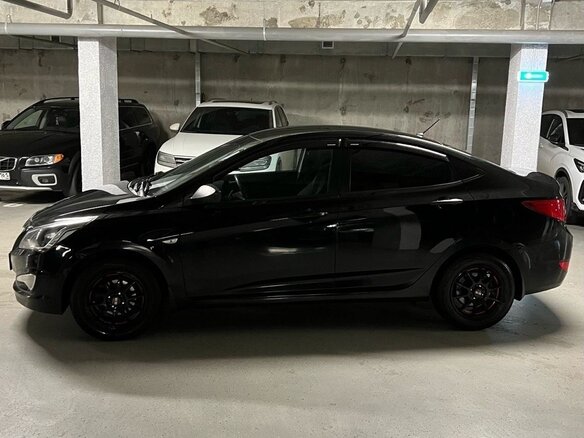 2014 Hyundai Solaris I Рестайлинг, чёрный, 930000 рублей - вид 3