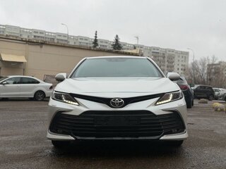 2021 Toyota Camry VIII (XV70) Рестайлинг, белый, 3300000 рублей, вид 2