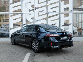 2024 BMW 5 серии 520i VIII (G60/G61/G68), синий, 6550000 рублей, вид 2