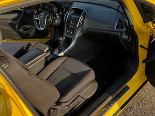 2011 Opel Astra GTC J Рестайлинг, жёлтый, 990000 рублей, вид 2