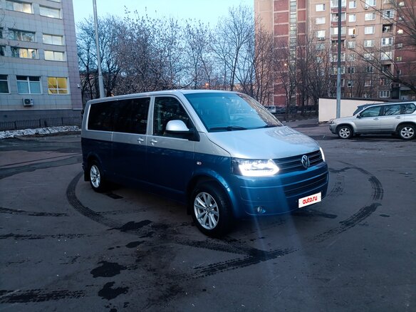 2011 Volkswagen Multivan T5 Рестайлинг, синий, 1900000 рублей - вид 2