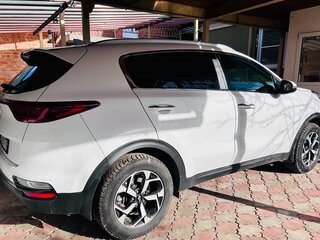 2021 Kia Sportage IV Рестайлинг, белый, 2400000 рублей, вид 4