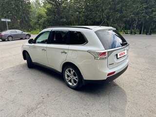 2013 Mitsubishi Outlander III, белый, 1700000 рублей, вид 5
