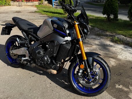 2021 Yamaha MT-09 (FZ-09), серебристый, 1200000 рублей, вид 2
