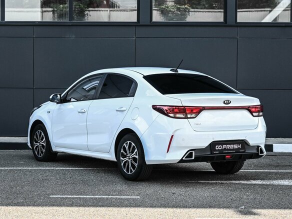 2020 Kia Rio IV Рестайлинг, белый - вид 1