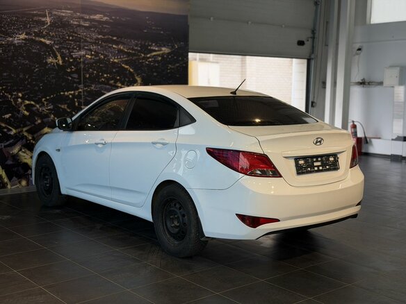 2015 Hyundai Solaris I Рестайлинг, белый, 650000 рублей - вид 3