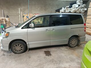 2002 Toyota Noah I (R60), серый, 650000 рублей, вид 3