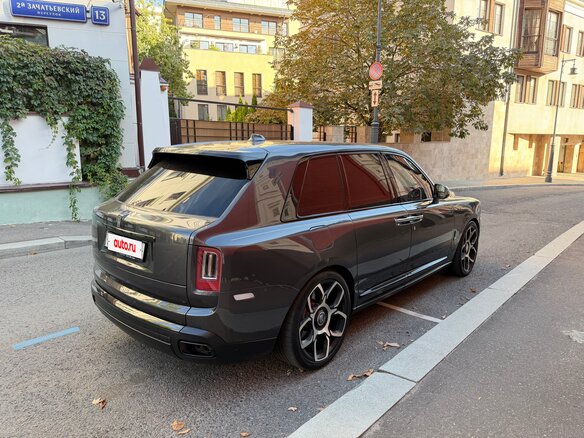 2020 Rolls-Royce Cullinan Black Badge I (Series I), серый, 28500000 рублей - вид 3