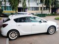 2013 Opel Astra J Рестайлинг, белый, 720000 рублей - вид 4