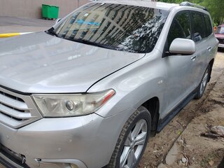 2012 Toyota Highlander II (XU40) Рестайлинг, серебристый, 2000000 рублей, вид 3