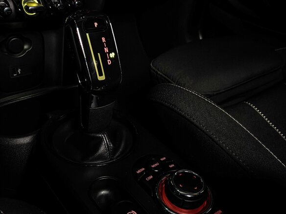 2023 Mini Hatch Cooper III (F55/F56) Рестайлинг 2, красный, 3450200 рублей - вид 13