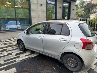 2005 Toyota Vitz II (XP90), серебристый, 280000 рублей, вид 4