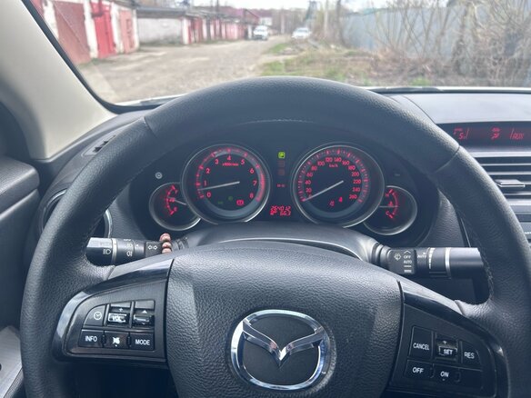 2011 Mazda 6 II (GH) Рестайлинг, белый, 700000 рублей - вид 7