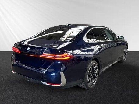 2025 BMW 5 серии 520d VIII (G60/G61/G68), синий, 6450000 рублей, вид 5
