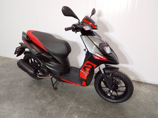 2025 Aprilia SR 125, чёрный, 243000 рублей, вид 5