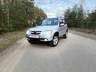 2013 Chevrolet Niva I Рестайлинг, серебристый, 560000 рублей, вид 3