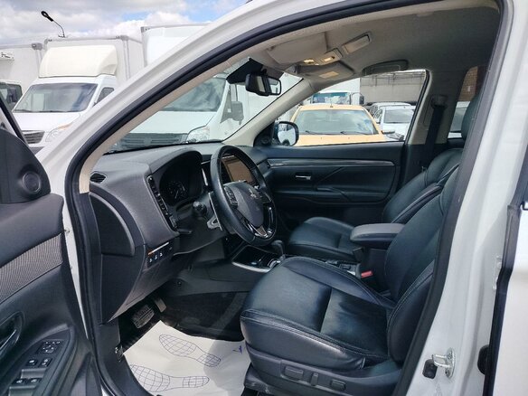 2022 Mitsubishi Outlander III Рестайлинг 3, белый - вид 10