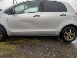 2009 Toyota Yaris II Рестайлинг, серый, 430000 рублей, вид 4