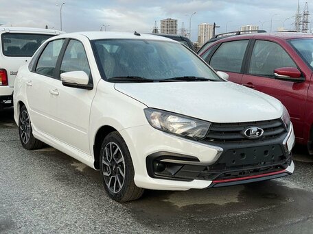 2026 Lada (ВАЗ) Granta Sportline I Рестайлинг, белый, 1358000 рублей, вид 3