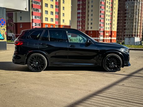 2019 BMW X5 M50d IV (G05/G18), чёрный, 6990000 рублей, вид 5