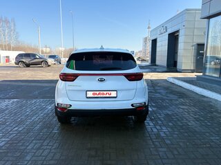 2019 Kia Sportage IV Рестайлинг, белый, 2200000 рублей, вид 4
