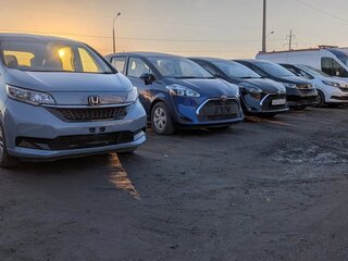 2020 Honda Freed II Рестайлинг, красный, 1500000 рублей, вид 3