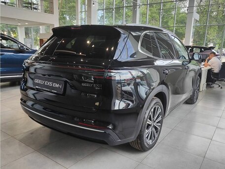 2026 Geely EX5 Гибрид EM-i, чёрный, 3974990 рублей, вид 4
