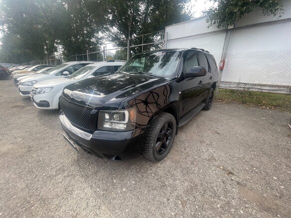 2013 Chevrolet Tahoe 6AT III, чёрный, 1471000 рублей - вид 2