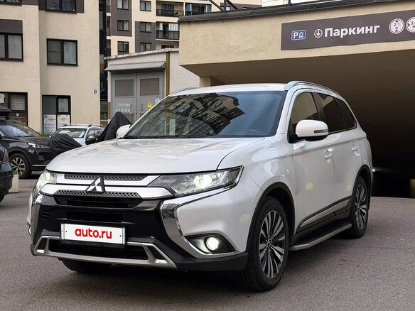 2019 Mitsubishi Outlander III Рестайлинг 3, белый, 1700000 рублей