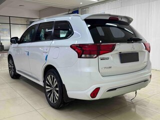 2022 Mitsubishi Outlander III Рестайлинг 3, белый, 1800000 рублей, вид 4