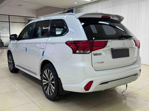 2022 Mitsubishi Outlander III Рестайлинг 3, белый, 1800000 рублей - вид 3
