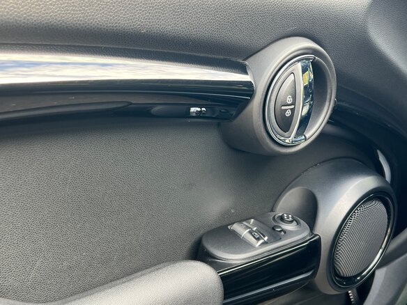 2021 Mini Hatch Cooper III (F55/F56) Рестайлинг, белый, 2500000 рублей - вид 22