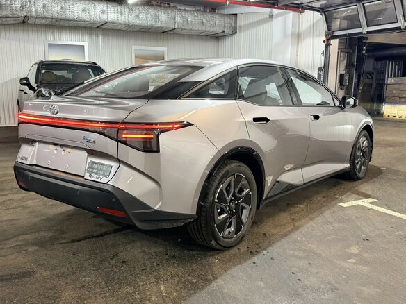 2026 Toyota bZ3, серебристый, 4390000 рублей - вид 4