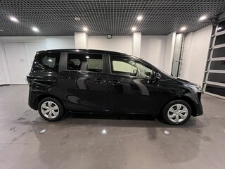 2020 Toyota Sienta II Рестайлинг, чёрный, 1859000 рублей, вид 2