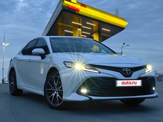 2018 Toyota Camry VIII (XV70), белый, 2650000 рублей, вид 1