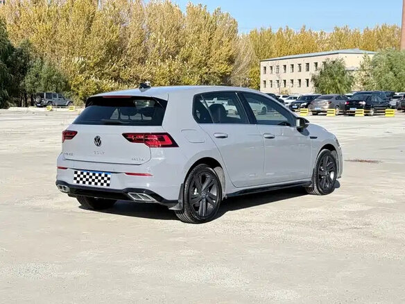 2023 Volkswagen Golf VIII, серый, 1980000 рублей - вид 2