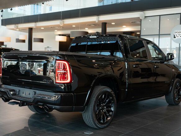 2026 Ram 1500 Crew Cab eTorque V Рестайлинг, чёрный, 13700000 рублей - вид 3