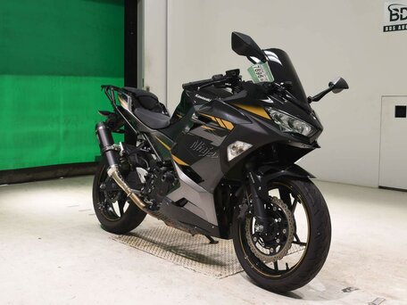 2022 Kawasaki Ninja 400, чёрный, 747000 рублей, вид 3