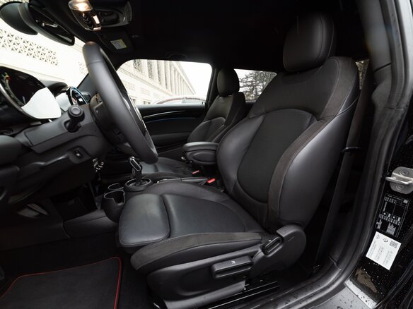 2021 Mini Hatch Cooper III (F55/F56) Рестайлинг 2, чёрный, 3790000 рублей - вид 20