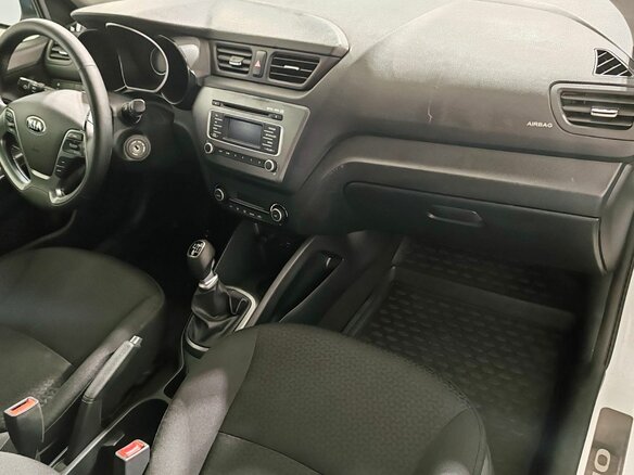 2017 Kia Rio III Рестайлинг, белый, 1000000 рублей - вид 15