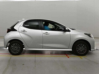 2022 Toyota Yaris IV, серебристый, 1088000 рублей, вид 3