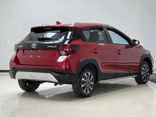 2022 Toyota Yaris L XP150 Рестайлинг, красный, 1125000 рублей, вид 4