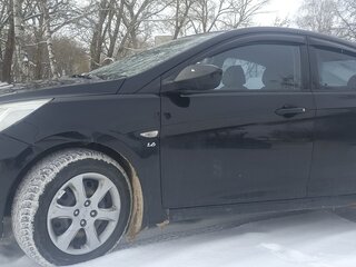 2013 Hyundai Solaris I, чёрный, 720000 рублей, вид 2