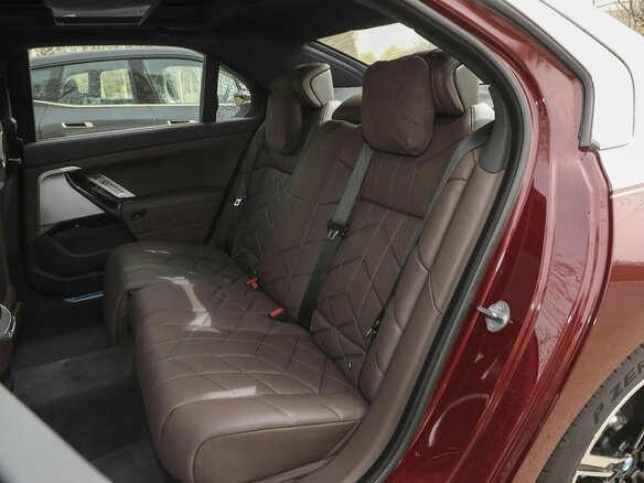 2025 BMW 7 серии 740i xDrive VII (G70), красный, 16760000 рублей - вид 21
