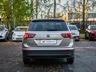 2017 Volkswagen Tiguan II, бежевый, 2101200 рублей, вид 4