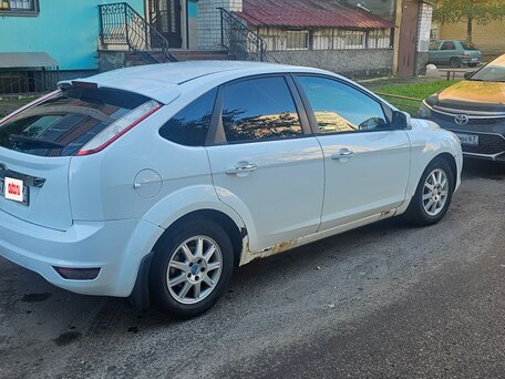 2010 Ford Focus II Рестайлинг, белый, 282000 рублей, вид 4