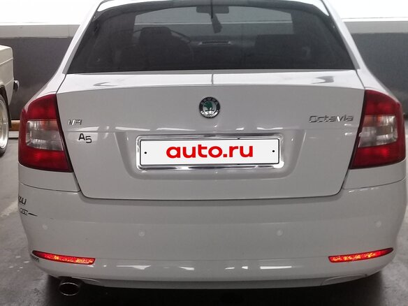 2013 Skoda Octavia II (A5) Рестайлинг, белый, 1000000 рублей - вид 1